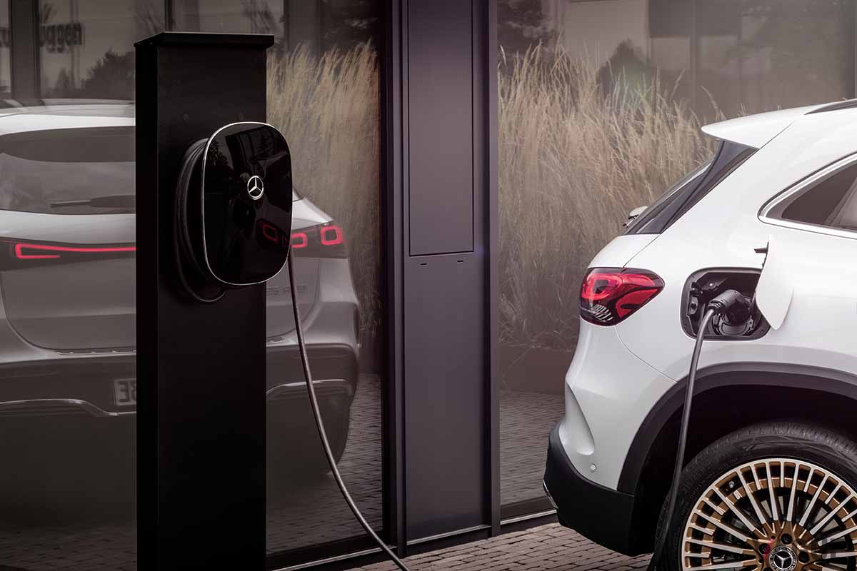 新型メルセデス・ベンツ「EQA」の充電シーン