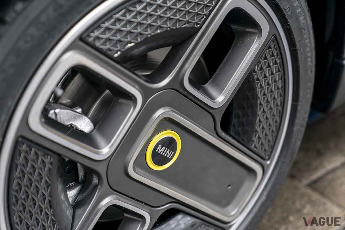 改良新型「ミニクーパーSE」の17インチホイール