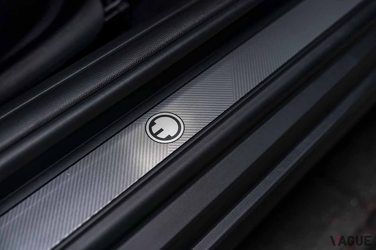 改良新型「ミニクーパーSE」のサイドシルにはコンセントのマーク