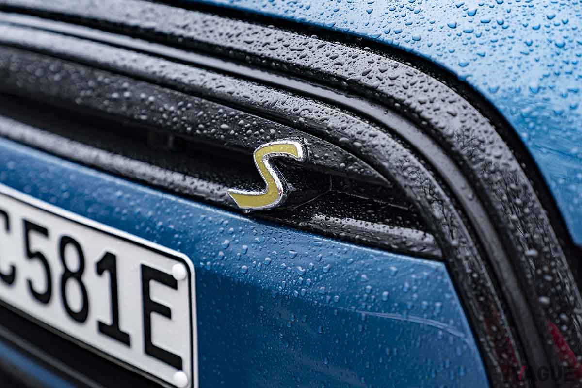 改良新型「ミニクーパーSE」の「S」エンブレム