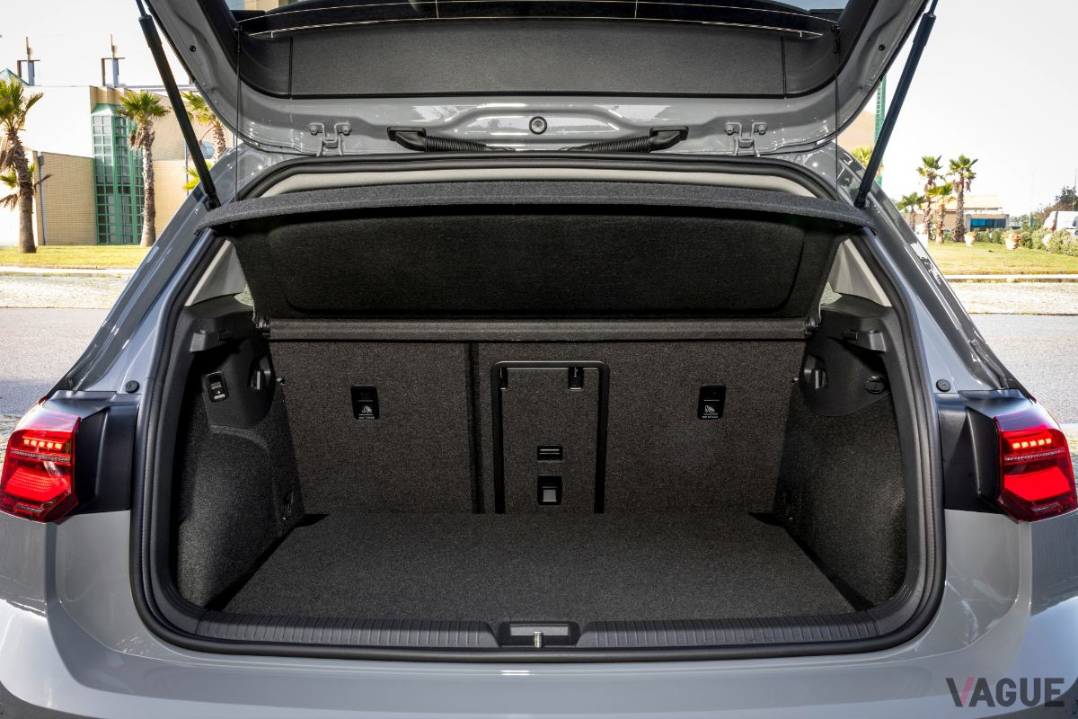 VW新型「ゴルフ」の荷室。容量は380リッター