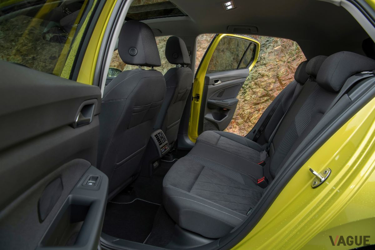 VW新型「ゴルフ」のリアシート