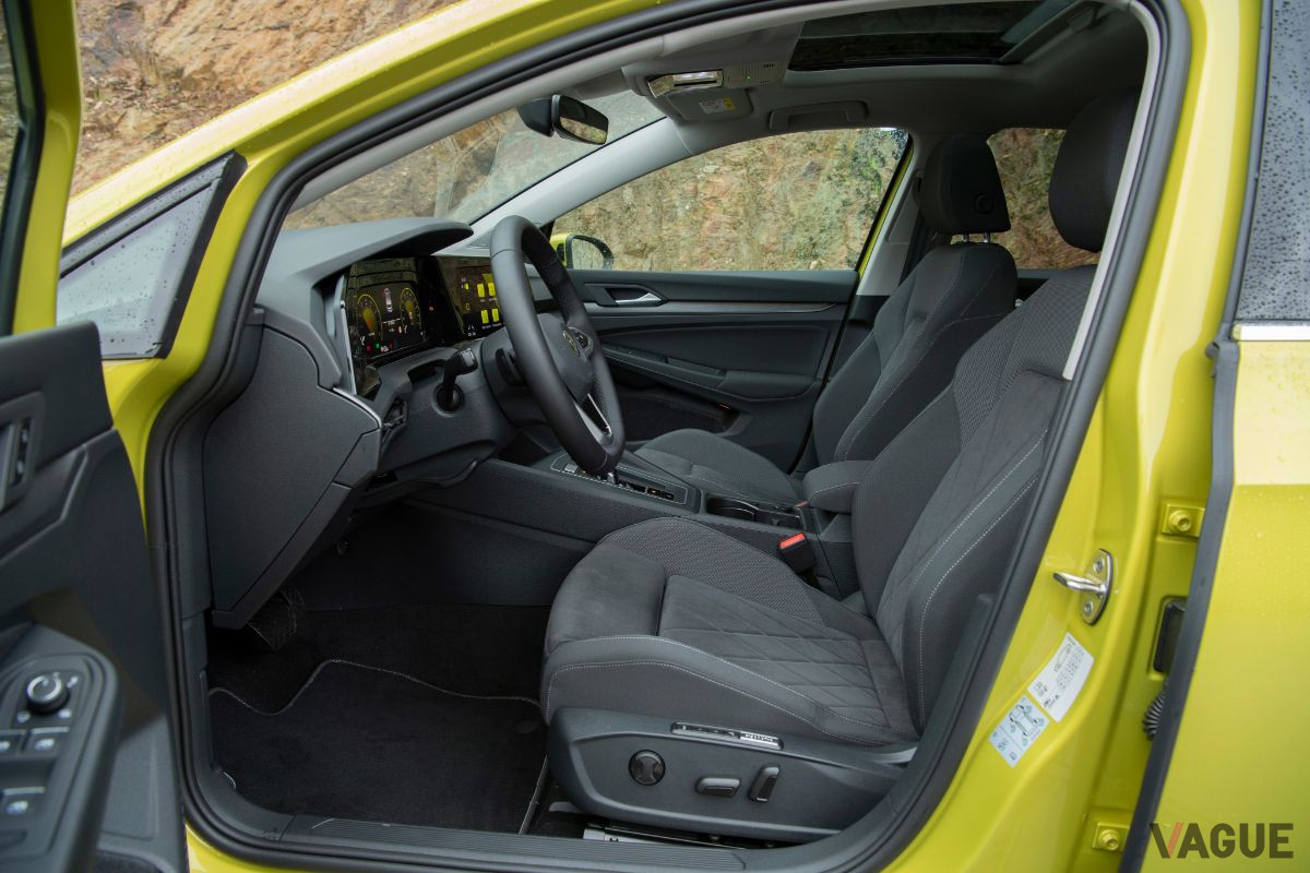 VW新型「ゴルフ」のフロントシート