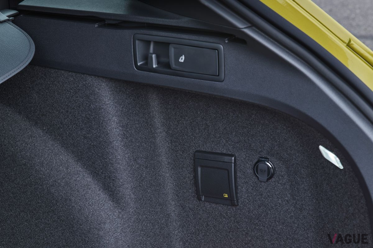 VW新型「ゴルフヴァリアント」は荷室側からレバーで後席シートバックを倒すことができる