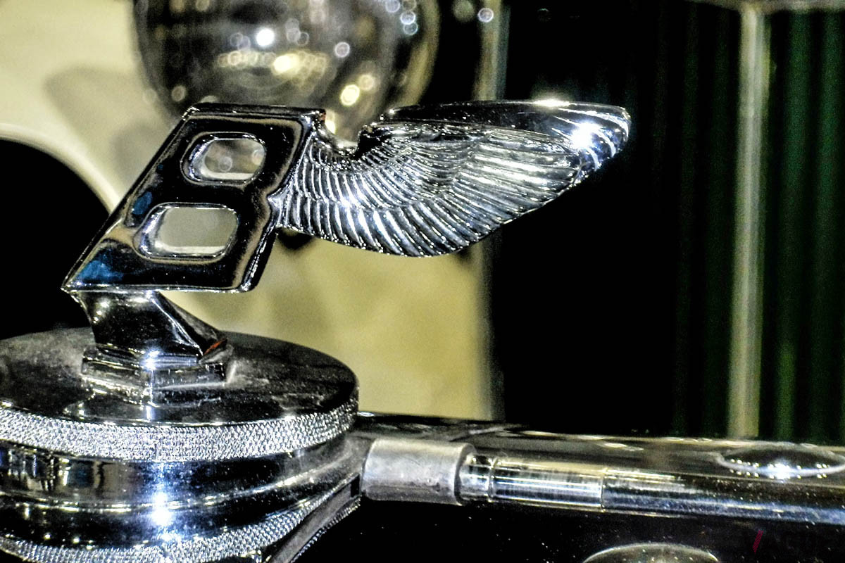 ダービー時代のベントレー最終型のみに設定された、後傾スタイルの「フライングB」