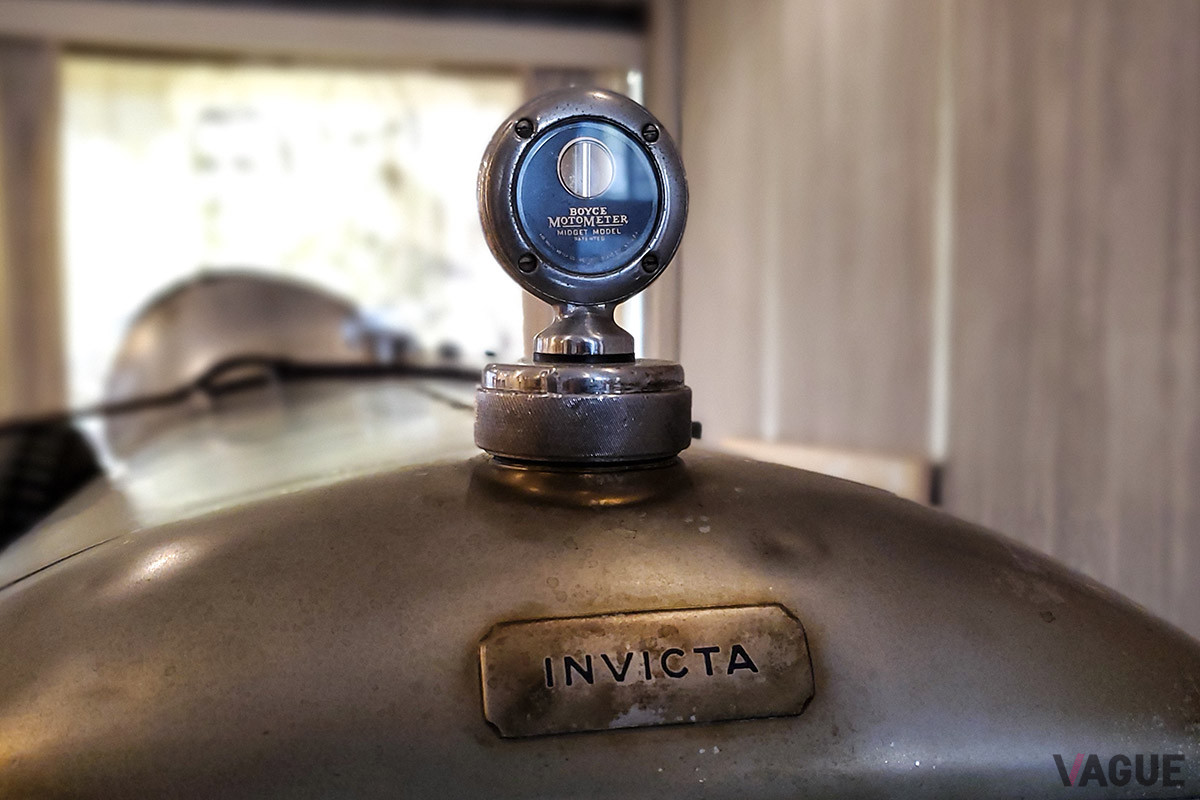 英国インヴィクタに取り付けられた汎用の水温計マスコット