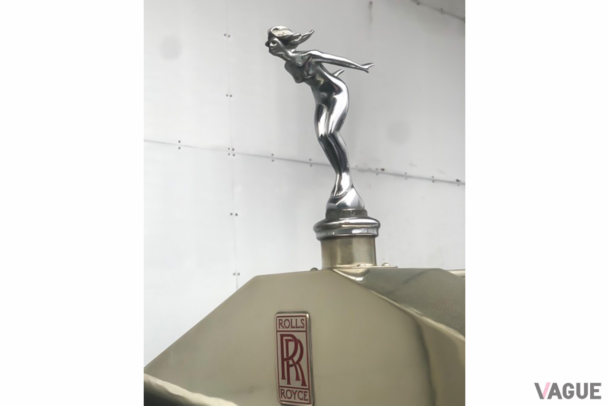 ロールス・ロイス・ファントムに、社外品の女神像を装着した一例