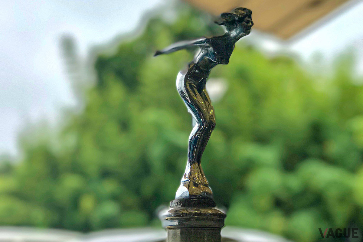 ロールス・ロイス・ファントムに、社外品の女神像を装着した一例