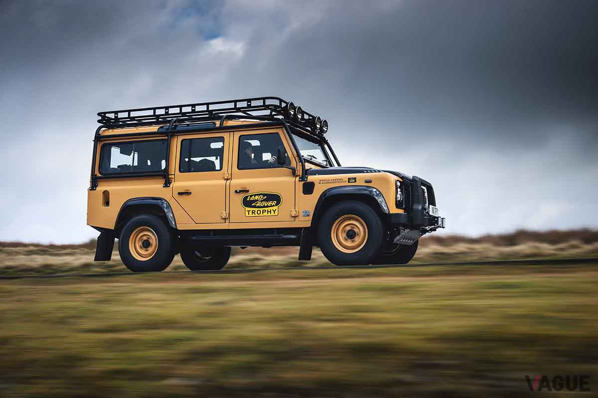 先代「ディフェンダー」をベースにした25台限定の競技車両「ディフェンダー ワークスV8トロフィー」