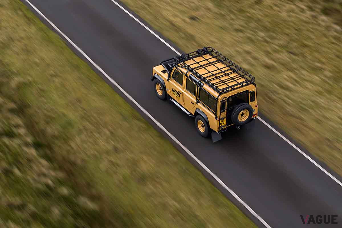 先代「ディフェンダー」をベースにした25台限定の競技車両「ディフェンダー ワークスV8トロフィー」