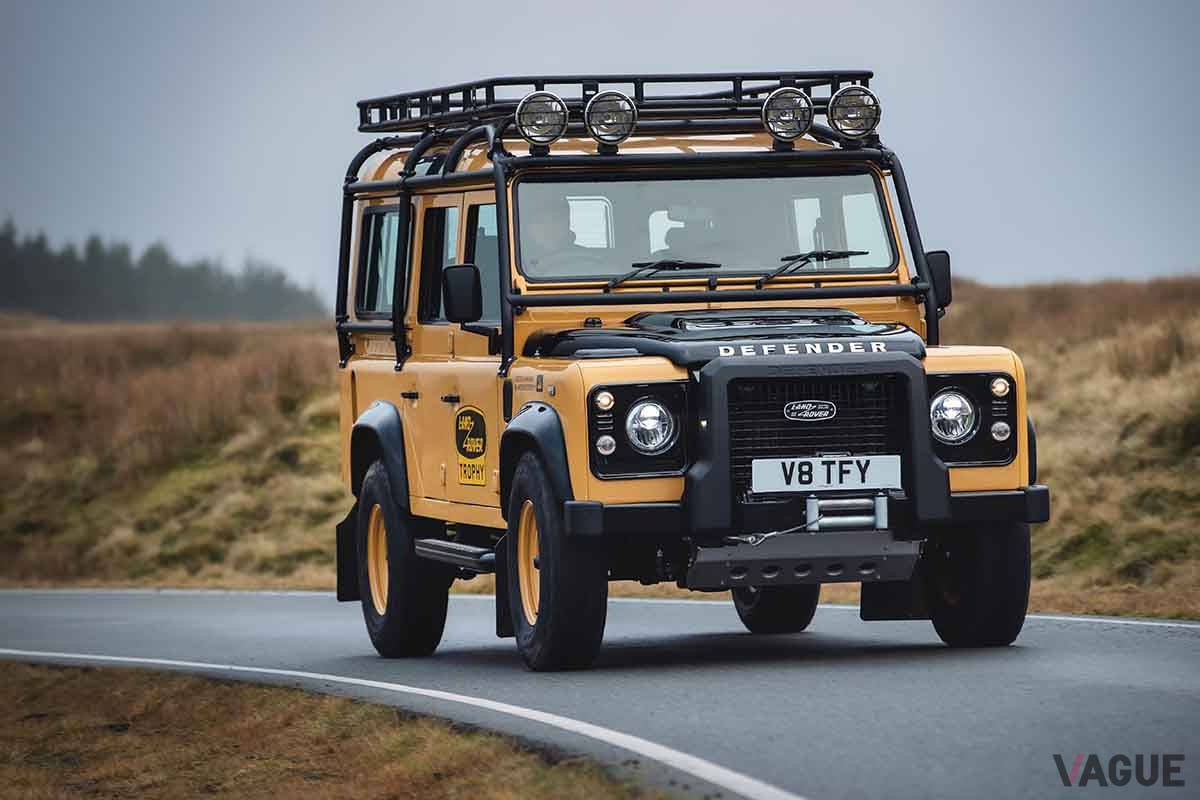 先代「ディフェンダー」をベースにした25台限定の競技車両「ディフェンダー ワークスV8トロフィー」
