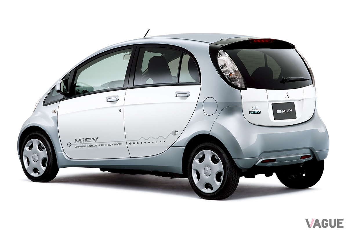 2016年モデルの三菱「i−MiEV」。ツートーンのカラーリングが「スマート」を連想させる
