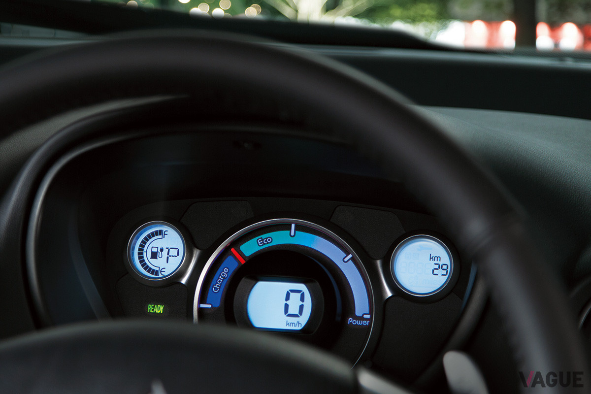 三菱「i−MiEV」のメーターパネル