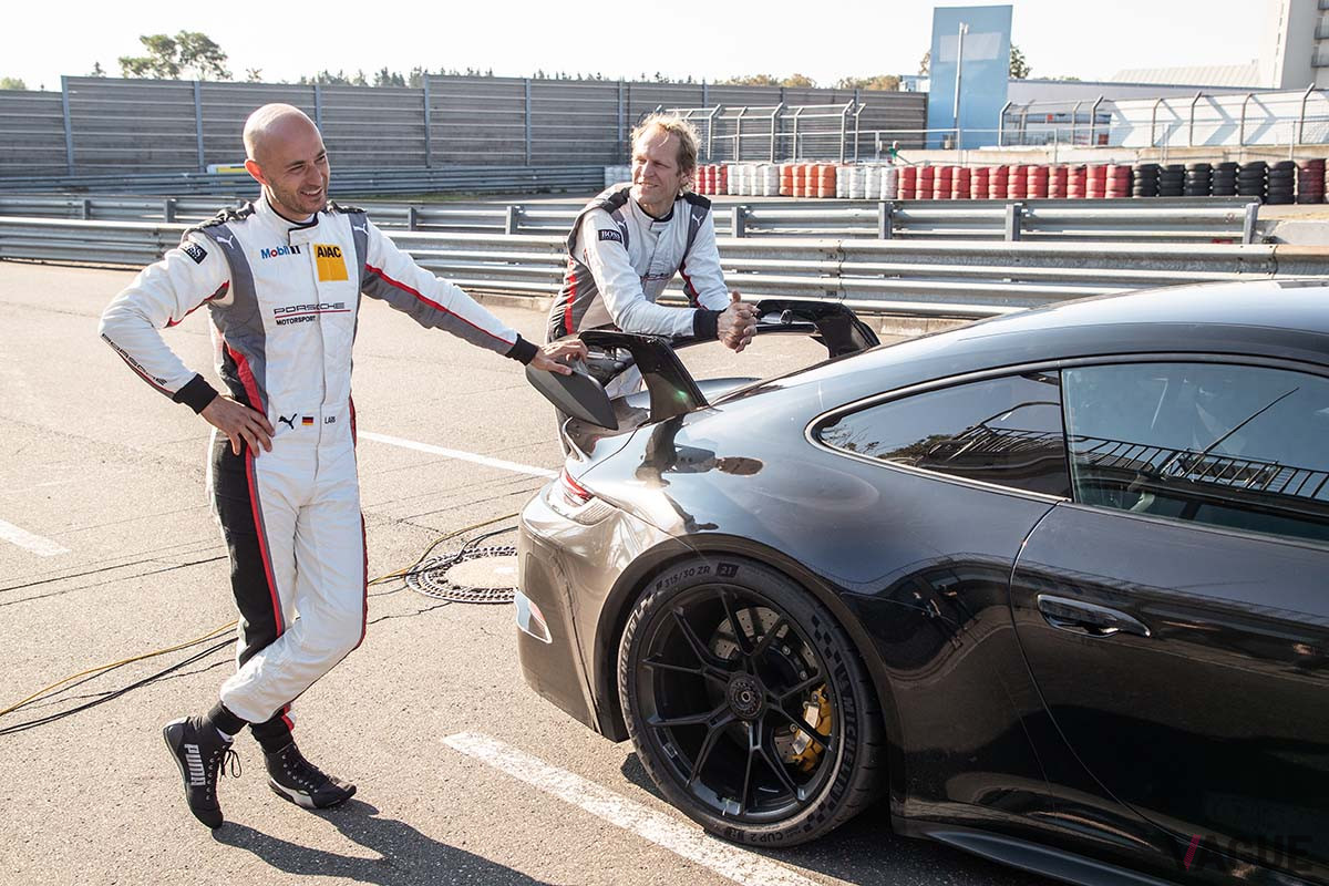 開発ドライバーであるラース・カーン（左）とポルシェ ブランドアンバサダーのヨルグ・ベルグマイスター（右）