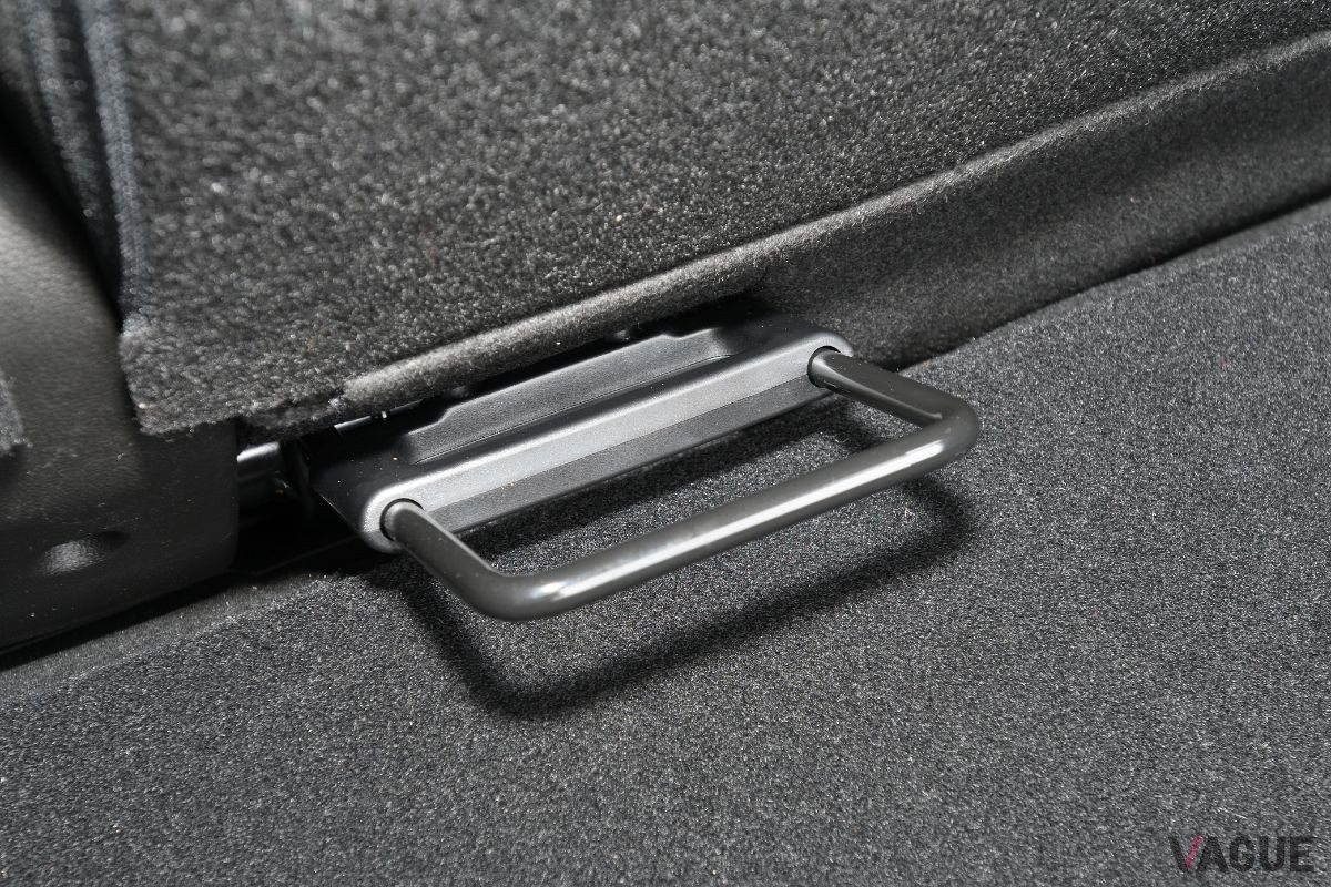 後席は前後に160mmスライド可能。荷室側からもレバーでスライドできる