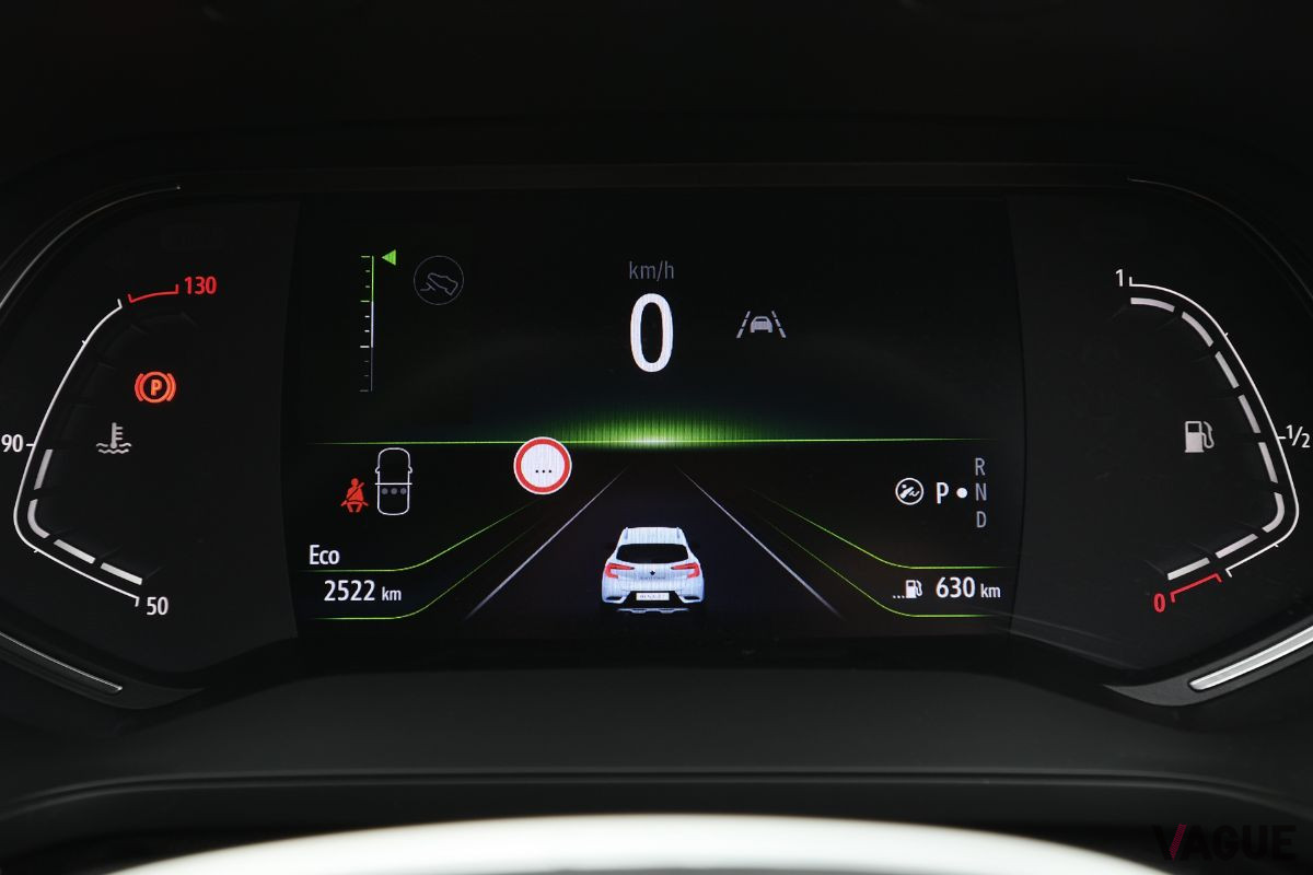 ルノー新型「キャプチャー」のメーター。運転モードにより表示が変わる