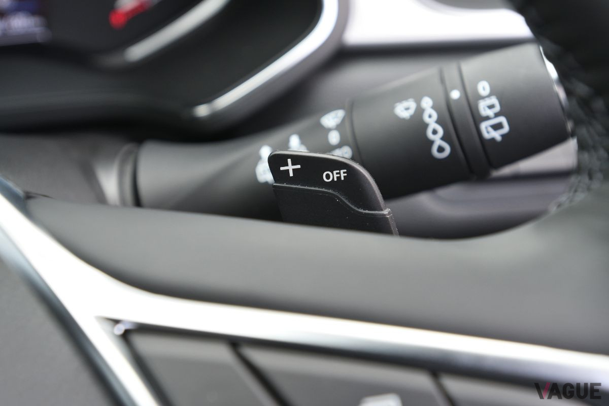 トランスミッションは7速EDC（DCT）。パドルシフトは全車標準装備