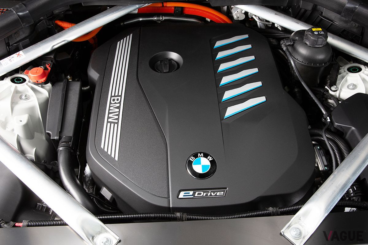 BMW「X5 xDrive 45e」のエンジンルーム