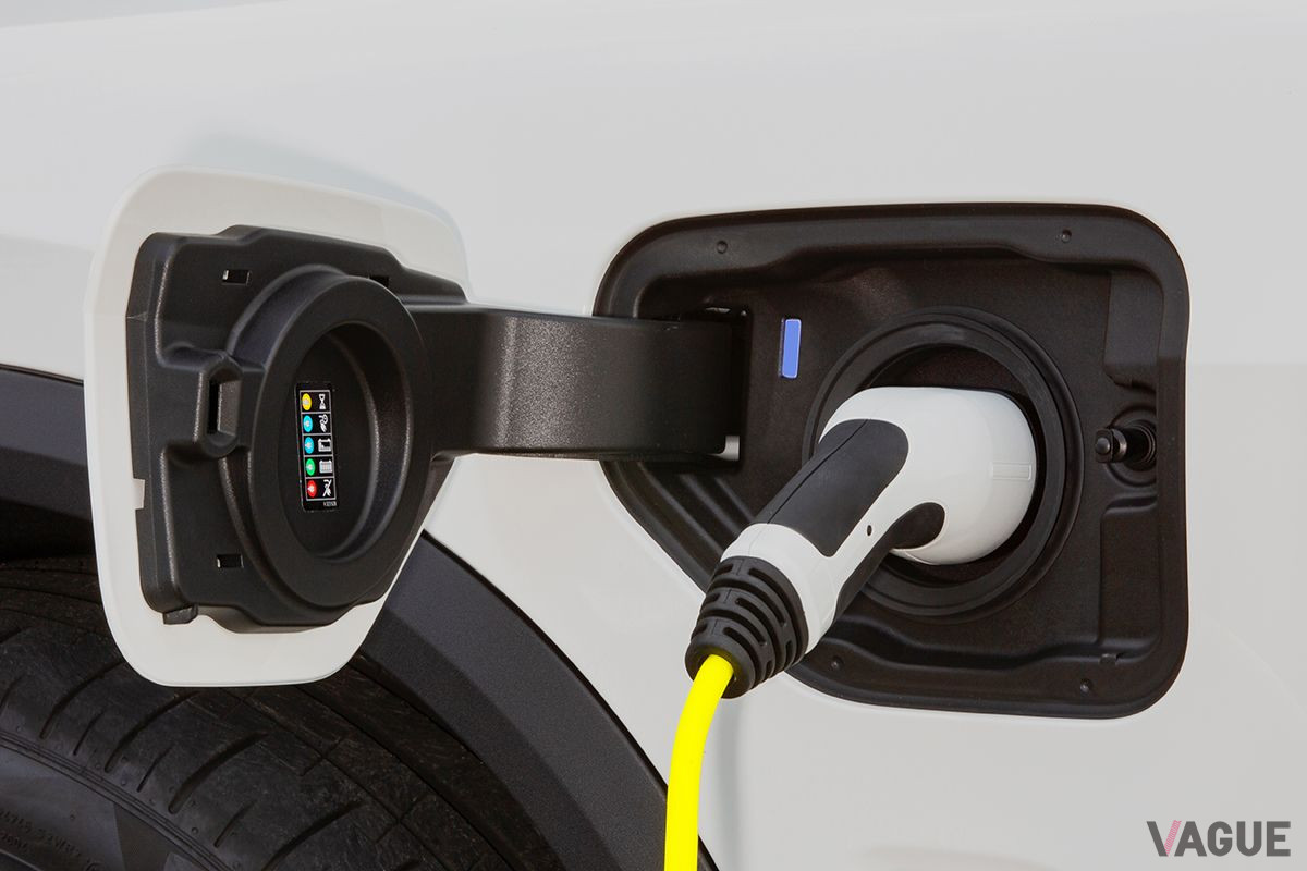 BMW「X5 xDrive 45e」の充電口。PHEVだ