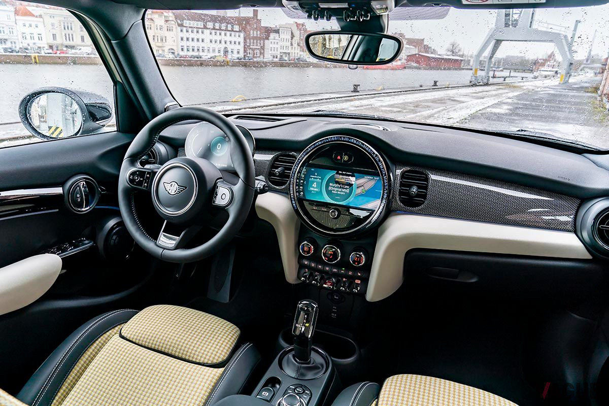 改良新型「MINI5ドア」のインパネ