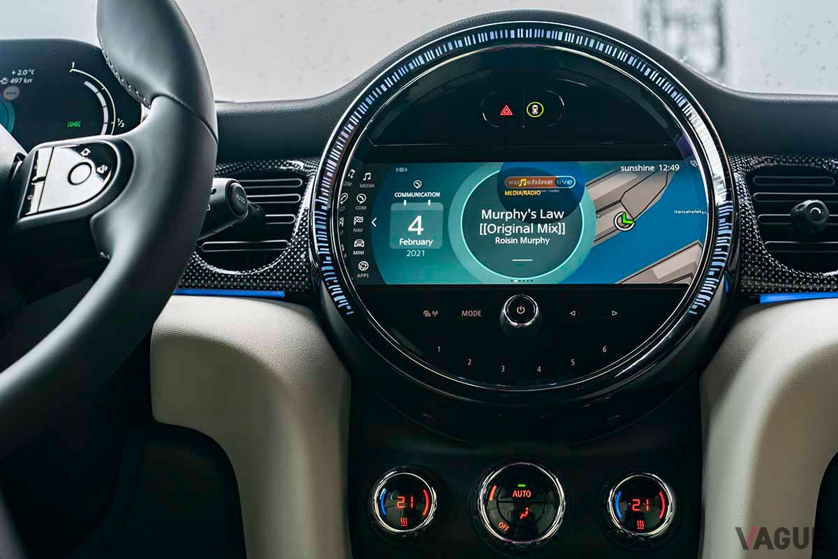 改良新型「MINI5ドア」のセンターディスプレイ