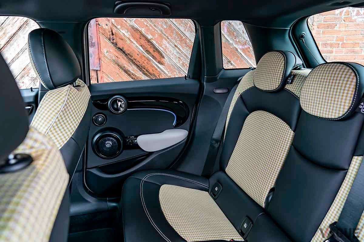 改良新型「MINI5ドア」の後席