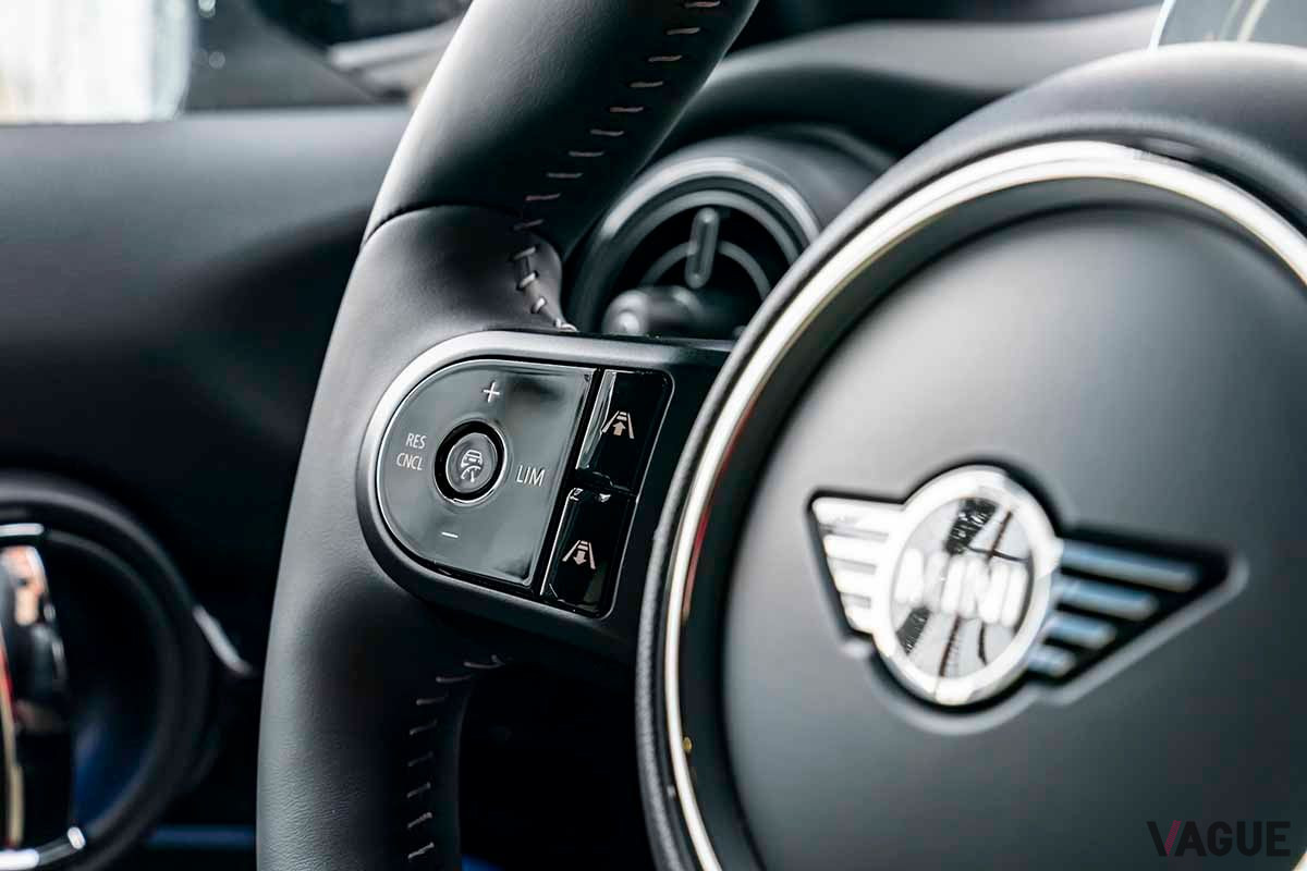 改良新型「MINI5ドア」のステアリングホイール。ATモデルはストップ&ゴー機能付きのアダプティブクルーズコントロールが標準装備