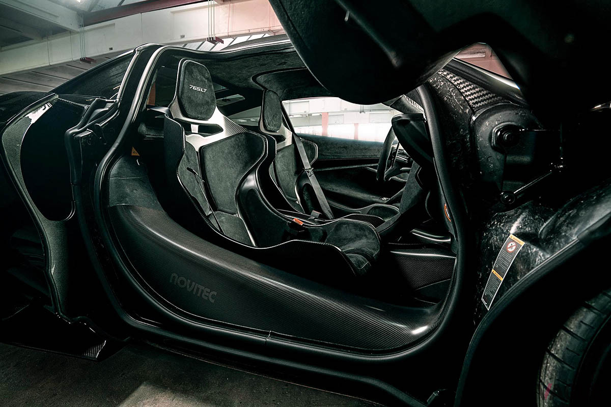 カーボン モノセルシャシタブのサイドに、控えめに「NOVITEC」の文字が入る