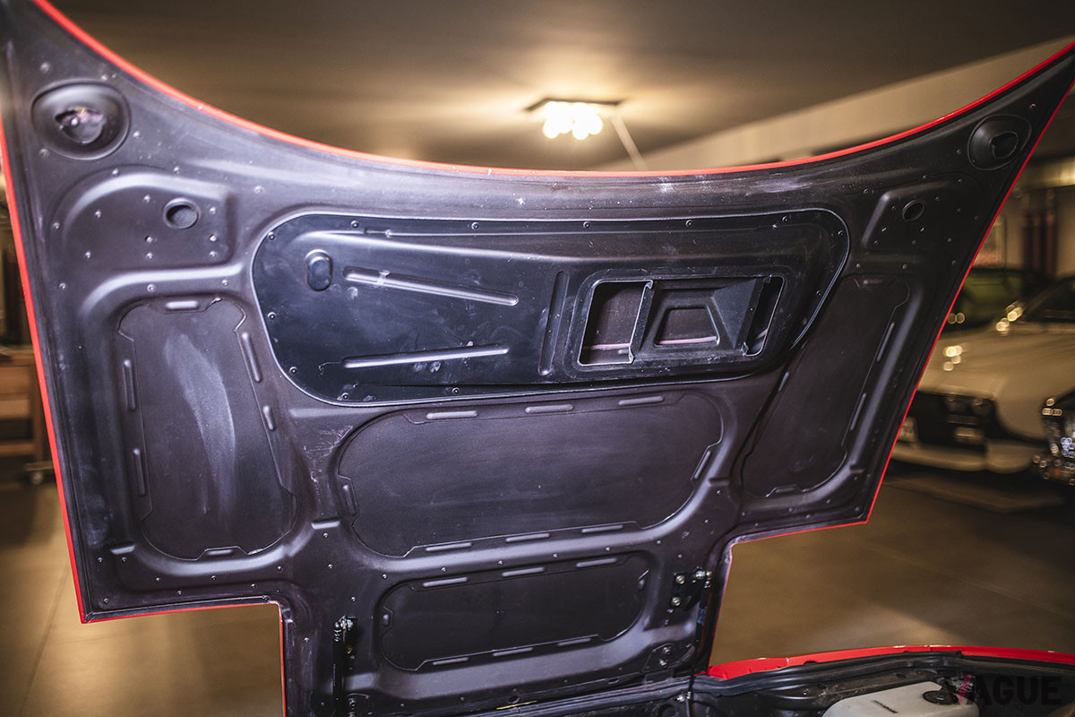 フェラーリ「348GTコンペティツィオーネ」のレース参戦用モデルは、ミケロットによって11台が製作されたといわれている（C）2021 Courtesy of RM Sotheby's