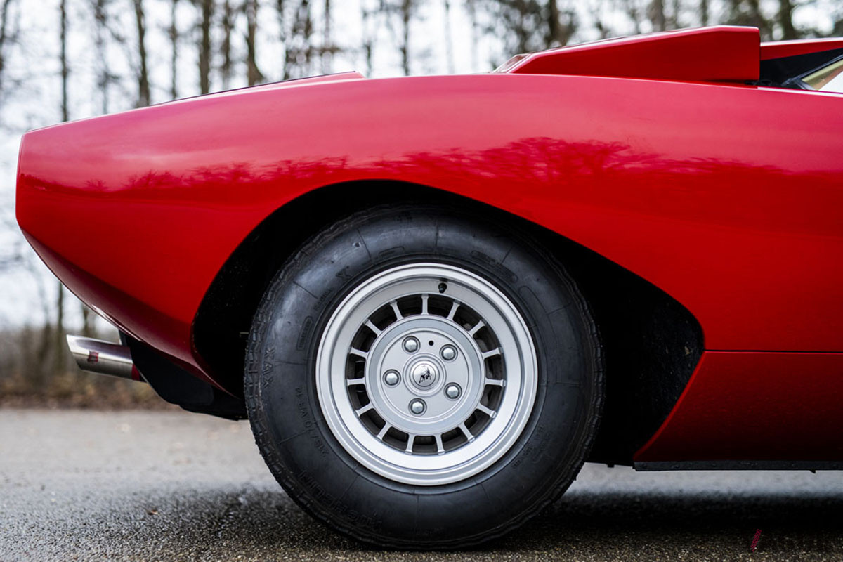 約1億円で落札されたランボルギーニ「カウンタックLP400ペリスコピオ」（C）2021 Courtesy of RM Sotheby's
