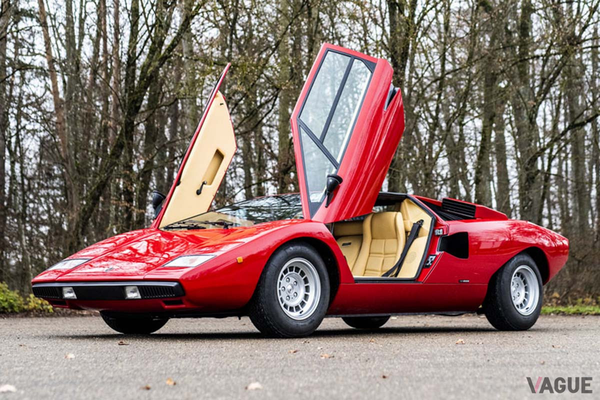 生産台数157台と希少なことから、歴代カウンタックのなかでももっとも高額な「カウンタックLP400ペリスコピオ」（C）2021 Courtesy of RM Sotheby's