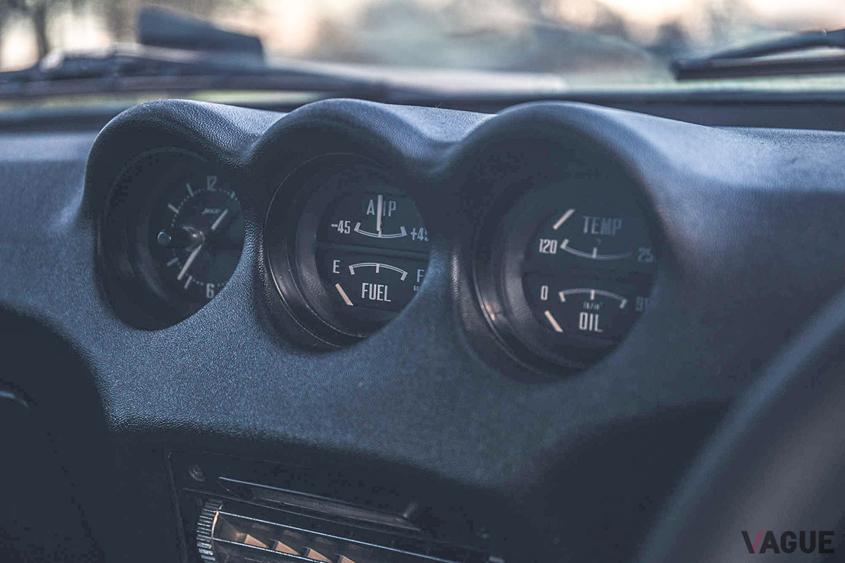 ダッシュボードセンターに設けられた各種メーター（C）SILVERSTONE AUCTIONS