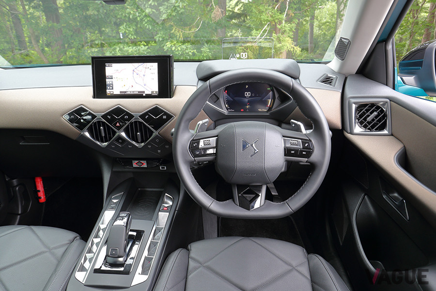 DS3クロスバックのインパネ。ダイアモンドをモチーフとしたデザインがちりばめられる