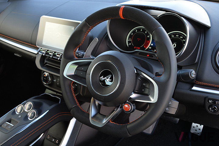 室内のステッチカラーは、A110のブルーに対してA110Sはオレンジが採用されている