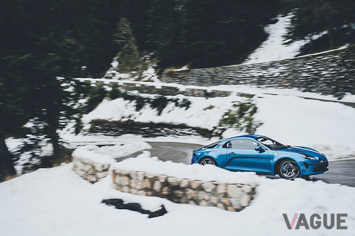 チュリニ峠を走行する新型「A110」