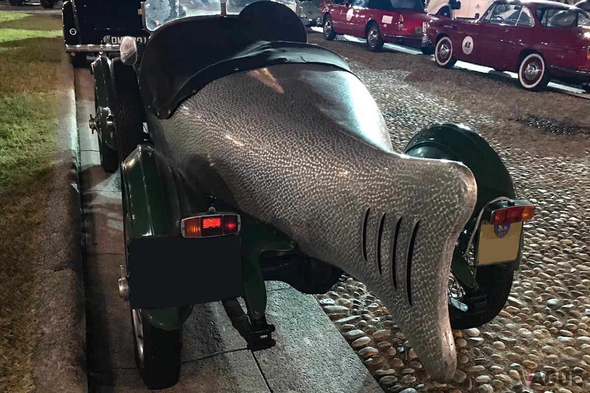 1枚のアルミを叩いて伸ばしているのがよくわかる（C）野口祐子