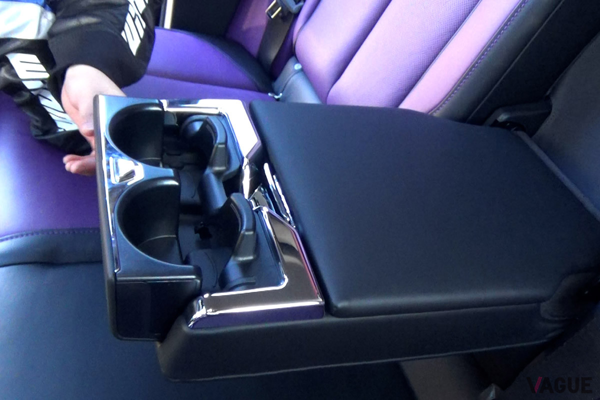 ペットボトルではなくて、シャンパングラスがよく似合うドリンクホルダー