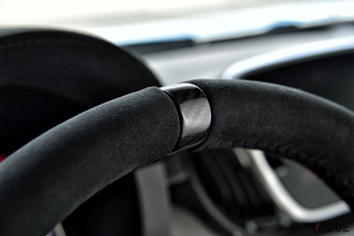 ステアリングホイールの12時の位置には、カーボンの目印がさり気なく装着される