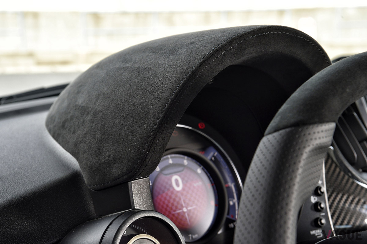 メーターフードにはアルカンターラを採用