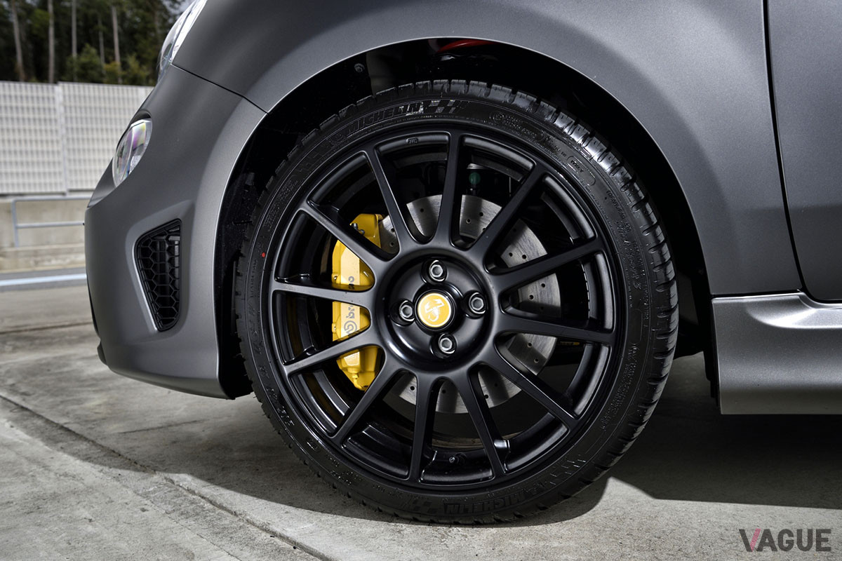 特別装備の17インチ12スポーク アルミホイール