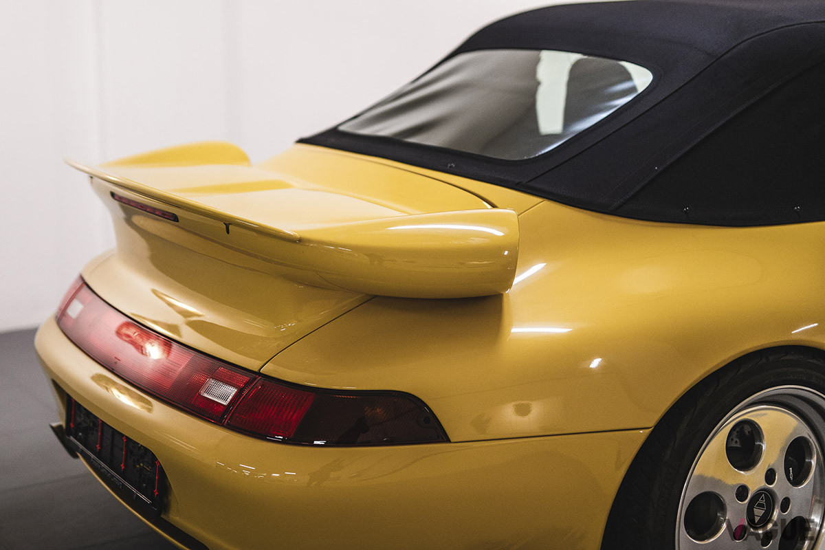 シュトロゼックが手がけたポルシェ「911 カレラ カブリオレ」には、約650万−980万円のエスティメートが掲げられている（C）2021 Courtesy of RM Sotheby's