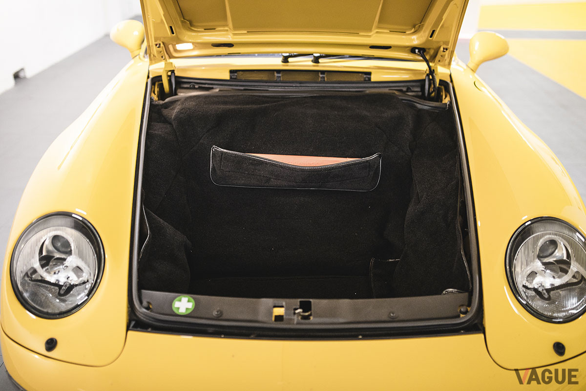 シュトロゼックが手がけたポルシェ「911 カレラ カブリオレ」には、約650万−980万円のエスティメートが掲げられている（C）2021 Courtesy of RM Sotheby's