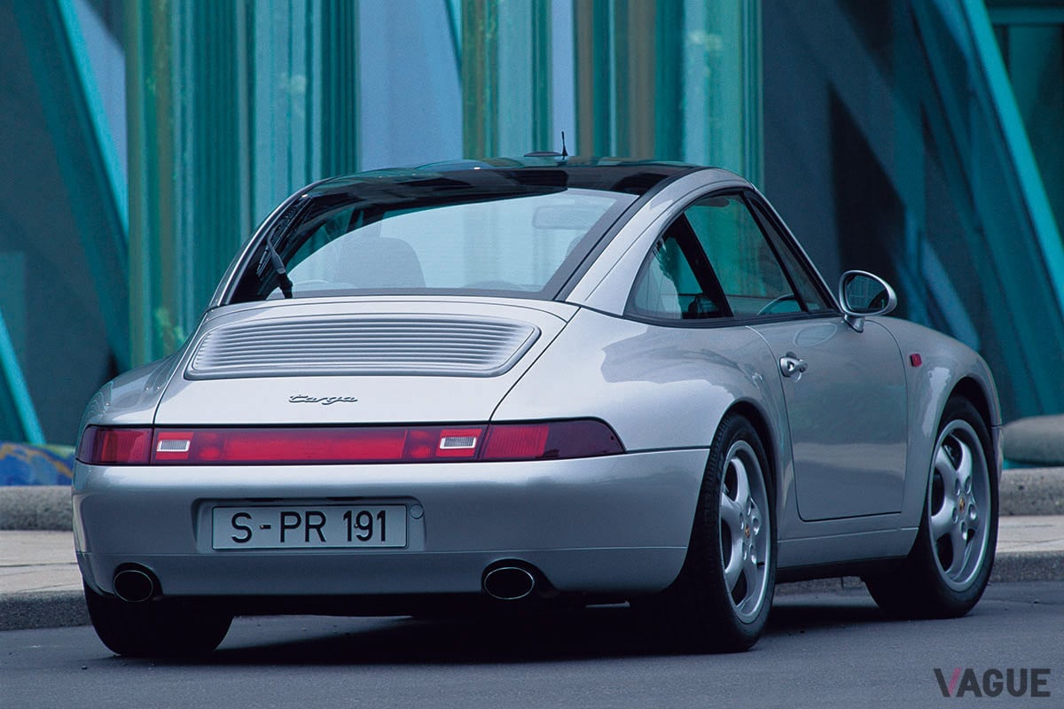 タルガモデルは964までのモデルとは大きく変わっている。ルーフは電動ガラスルーフへ変更しタルガロールバーは廃止することで、横から見た際のクーペと変わらないルーフラインや風切り音の減少などを実現している（C）Porsche AG