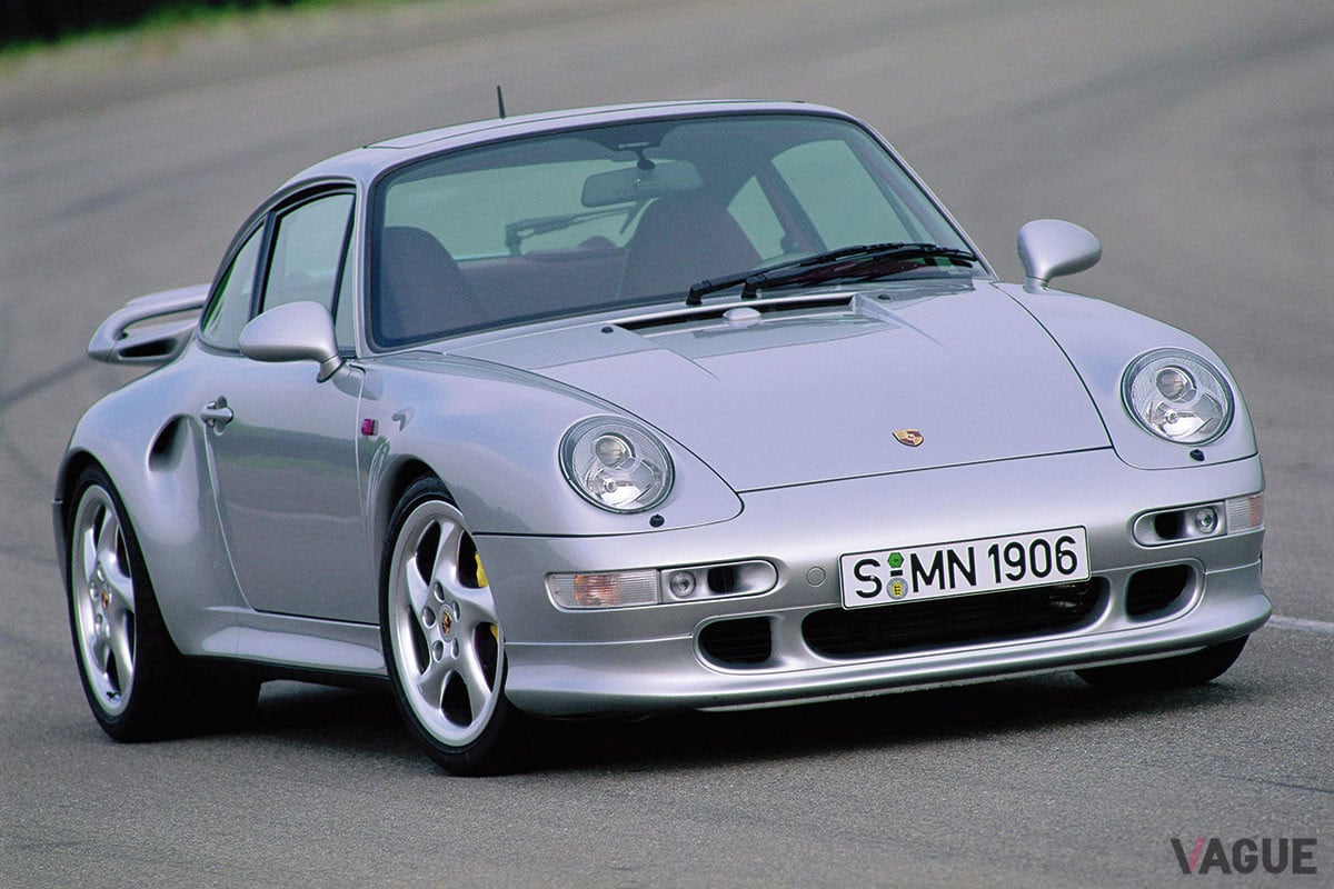 最高時速290km／hを誇るターボS。リアフェンダーには専用のダクトが装着されている（C）Porsche AG