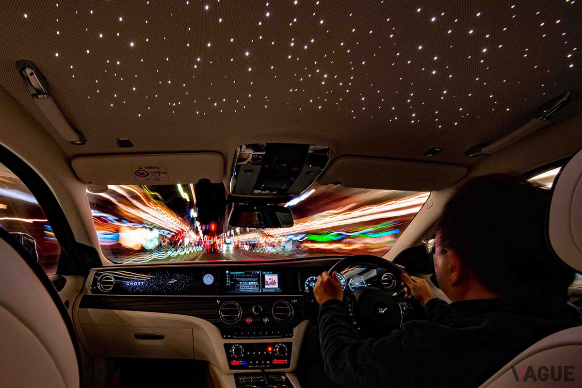 満天の星空を演出するスターライトヘッドライナーは、ほとんどロールス・ロイス車に装備されるほどの人気オプション（C）橋本玲
