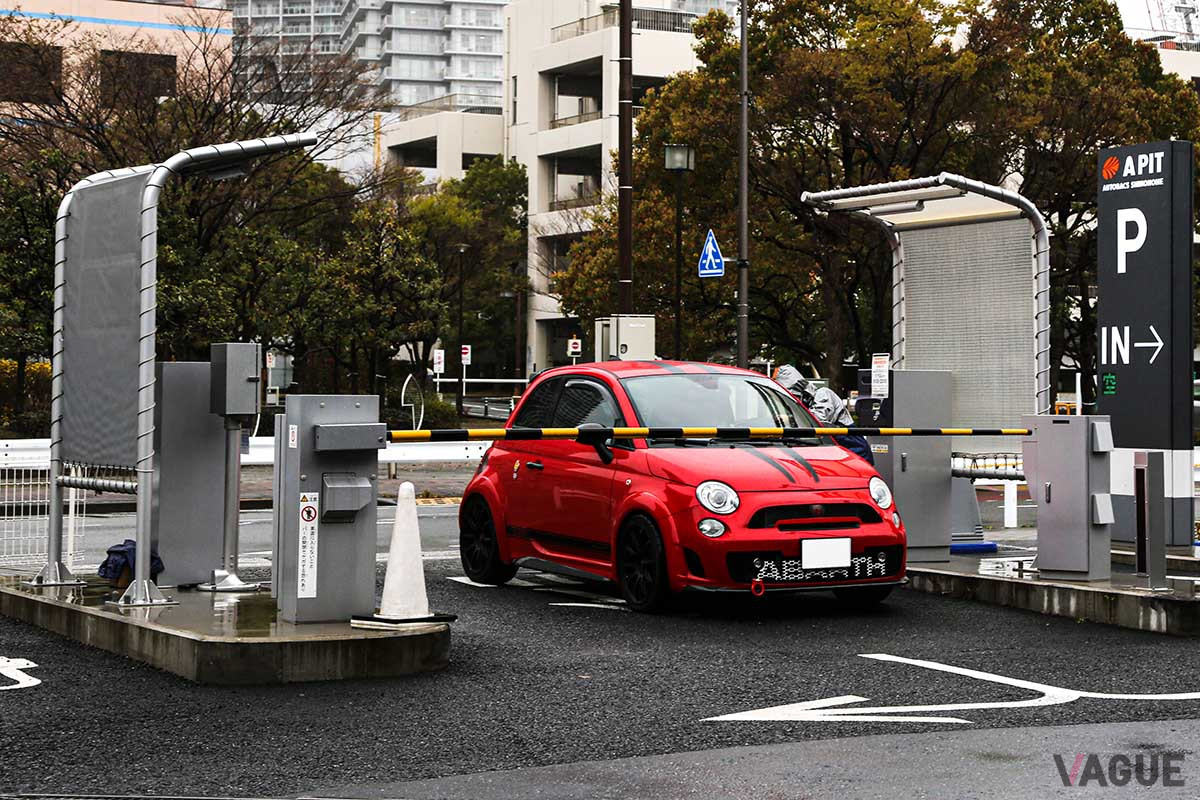 7時にゲートオープンすると、続々とアバルトが駐車場に集結