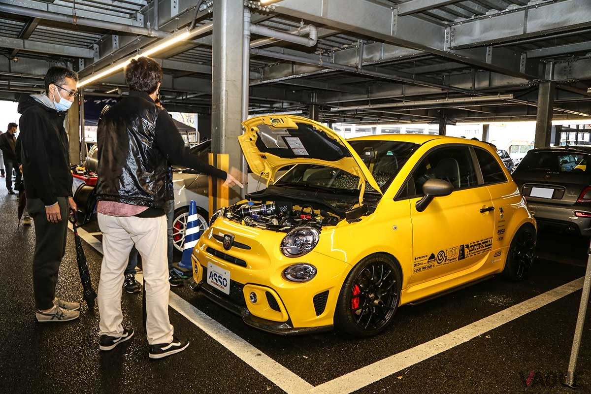 ショップスタッフから熱心に説明をうけるアバルトオーナーたち