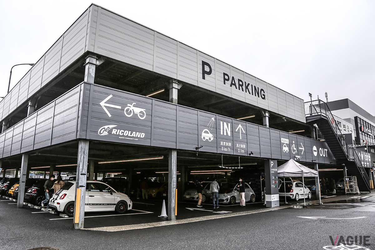 本来は、この立体駐車場が3階まですべてアバルトで埋め尽くされる予定だった