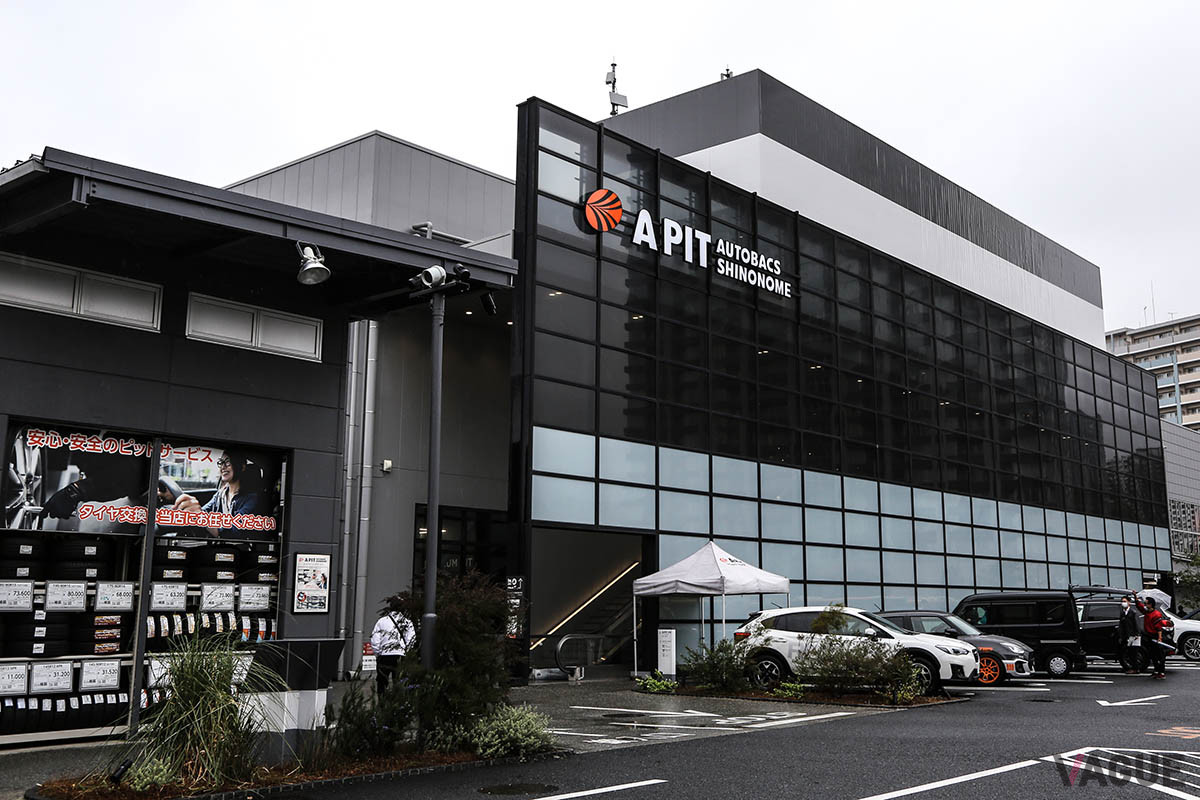 8時からは、A PIT オートバックス東雲と店内にあるスターバックスコーヒーもオープン