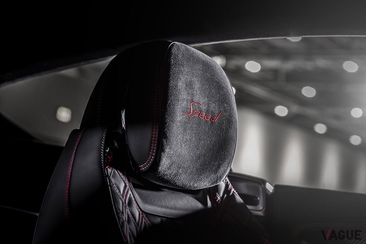ヘッドレストに施された「Speed」の刺繍